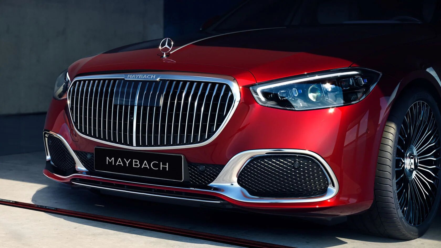 На иллюстрации изображен новый Mercedes-Maybach S-Класс, вид спереди.