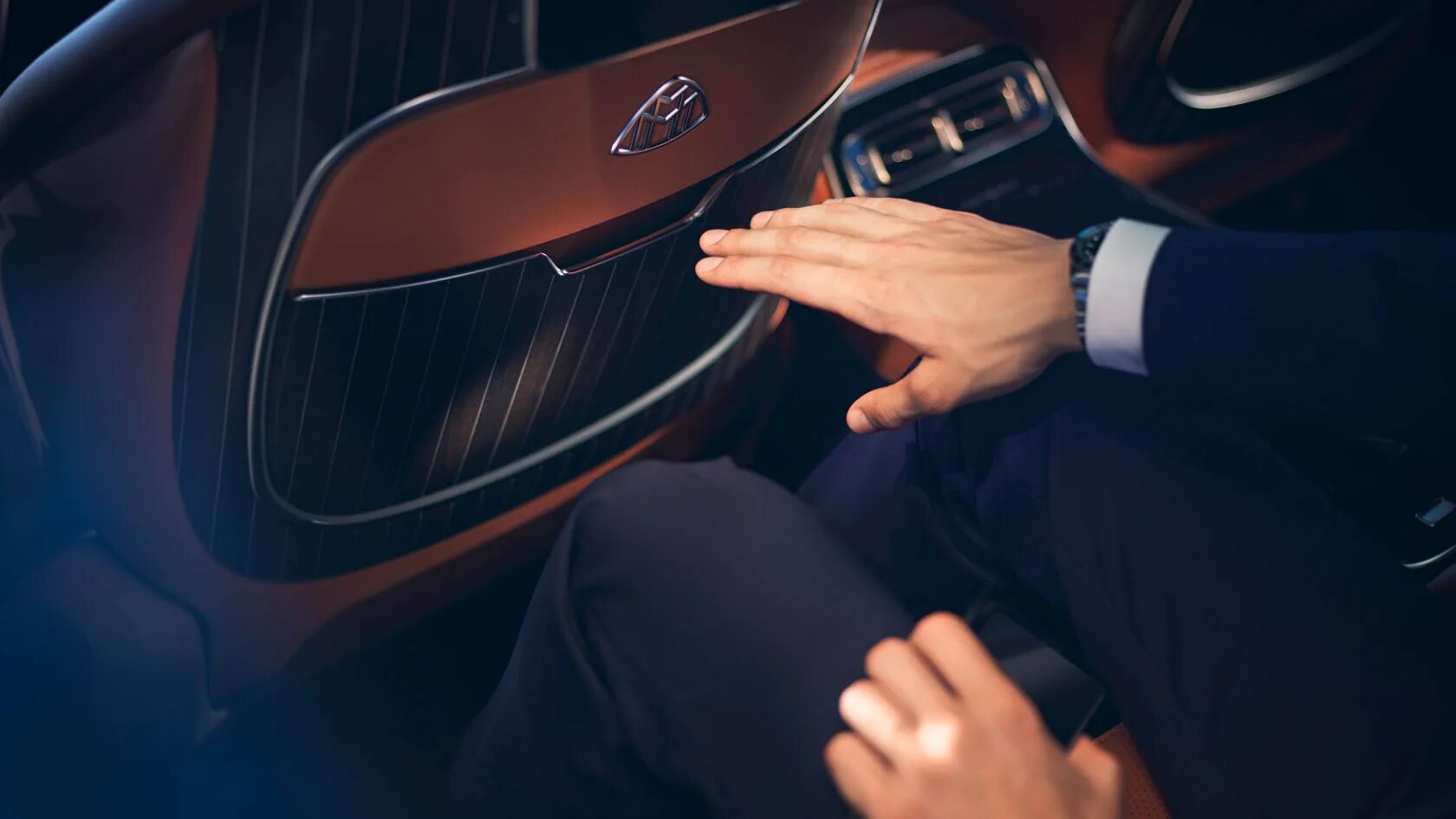 На иллюстрации изображен ассистент салона MBUX для задней части салона S-Класса Mercedes-Maybach.